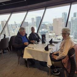 ....Stärkung im Restaurant des Towers....