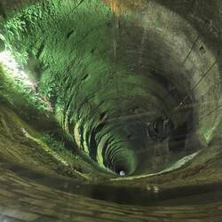 Blick in den Brunnenschacht