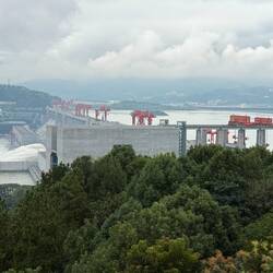 Oben einen Blick auf das gewaltige Bauwerk