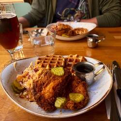 Spicy Chicken mit Waffeln und Ahornsirup