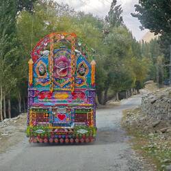 Pakistanischen Lkw, mit typischer Dekoration