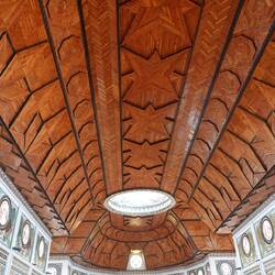 Die Holzdecke der Kirche