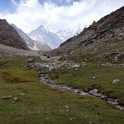 Rechts die hohe Seitenmoräne des Gletschers