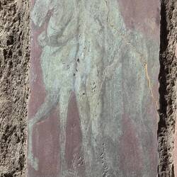 Im Eingang eines Hauses. Unheimlich gut erhaltene Bilder.