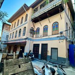 Handkarren und Mopeds in den engen Gassen von Stone Town