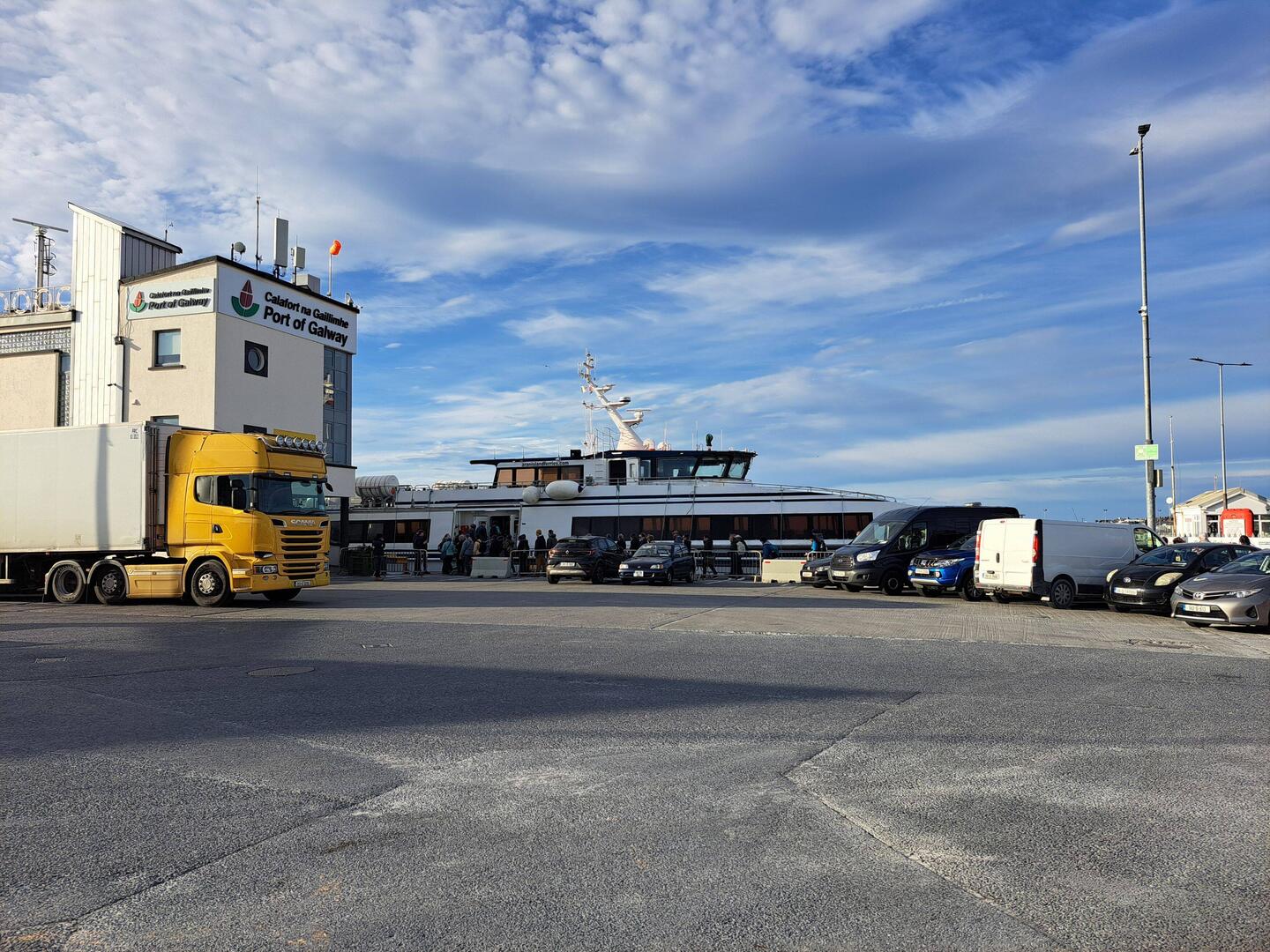 Die Aran Island Fähre an den City Docks