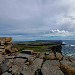 Ganz Mutige legen sich an den Rand und schauen runter