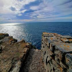 Die Burg liegt direkt an der Klippe