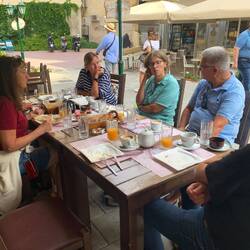 Frühstück in einer kleinen Kneipe