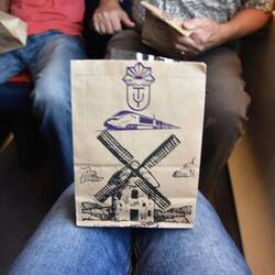 Kaffee und Gebäck wird im Zug serviert