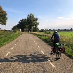 typische Strassenmarkierung: 2 Velostreifen aber keine Mittellinie