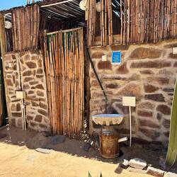 immerhin mit WC und Dusche