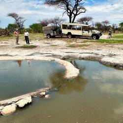 Safarijeep mit Küchen- und Campingausrüstungshänger