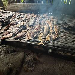 Räucherfisch (rechts Schlangenteile)