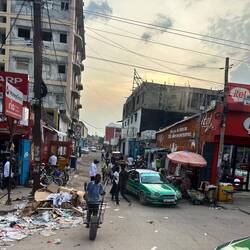 Typische Strassenszene in Brazza, grüne Taxis, Bauruinen und viel Müll