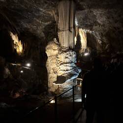 Wahrzeichen der Höhlen - der 5 Meter hohe, weiße Stalagmit „Brillant“