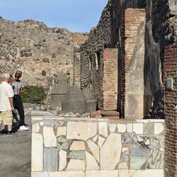 Die Mühlsteine im Hintergrund