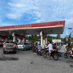 Warteschlange an der Tankstelle