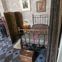 Ihr Bett sowie das ganze Zimmer hat sie aus dem Katalog bestellt