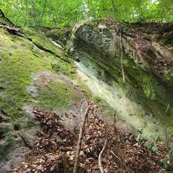 Im Bereich der Höhle.