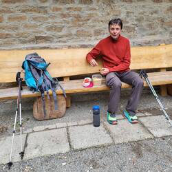 Wir nehmen unter dem Turm Platz.