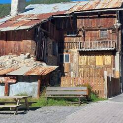 Og et af de typiske gamle huse i Ceillac
