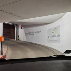 Uitrijden uit de parkeergarage.