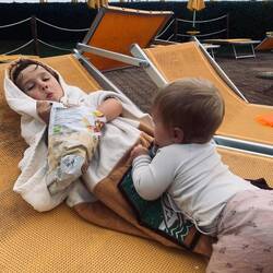 Snackpause - Merle klaut Pepe die Mangostange 😅