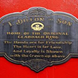 Hände = Freundschaft, Herz = Liebe, Krone = Loyalität