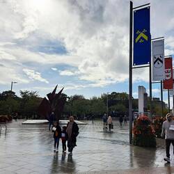 Eyre Square mit den Fahnen der 14 Stämme / Handelsfamilien, die hier konkurrierten