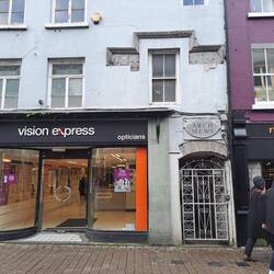 Ein paar alte Ornamente haben die Modernisierung der Fassade überdauert