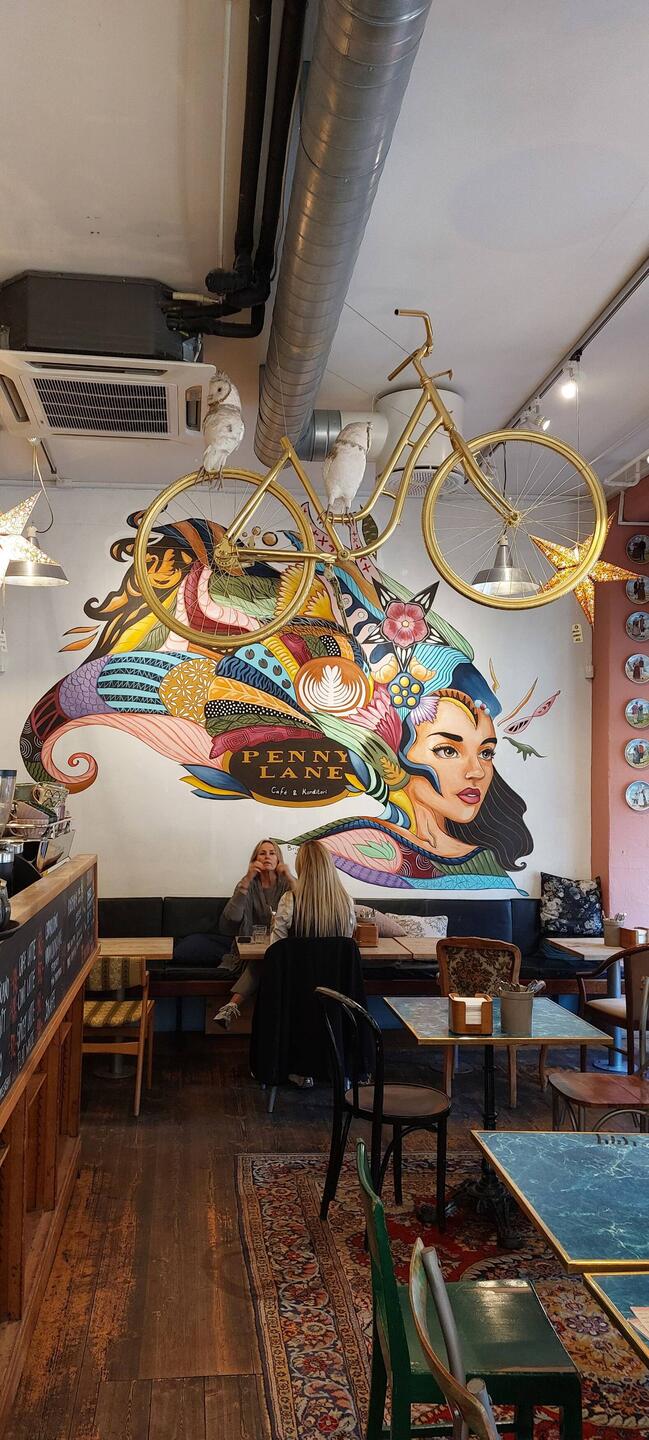 Penny Lane Café mit toller indoor Streetart