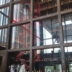 ....Weinkeller hinter Fenster. Wird mittels Lift bewirtschaftet....