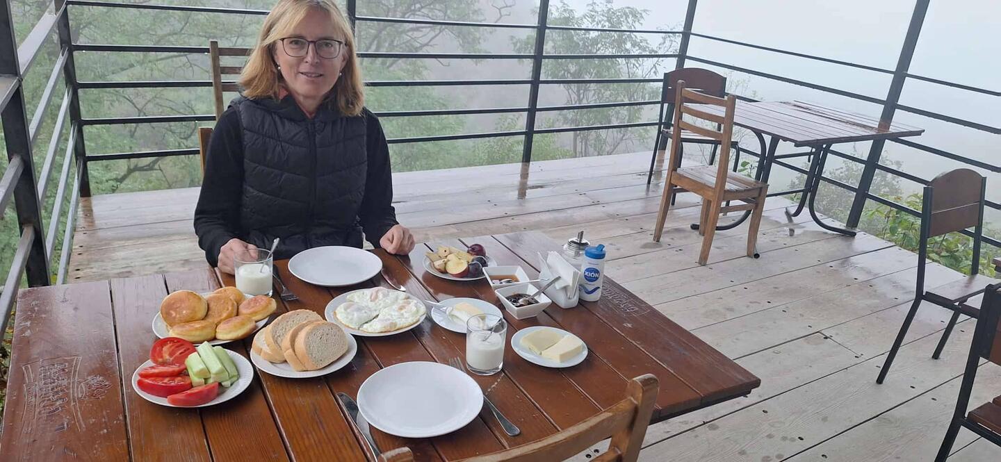 Frühstück im Freien bei Nebel und Regen... Das gab es auch schon bei 7°C. Heute sind es +15°C 😅