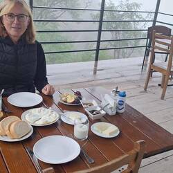 Frühstück im Freien bei Nebel und Regen... Das gab es auch schon bei 7°C. Heute sind es +15°C 😅