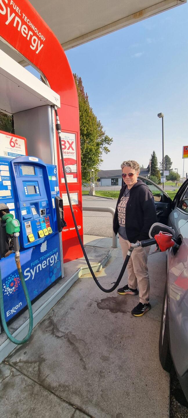 Ria beim Tanken - in Washington ca 1,50$ pro Gallone teurer als in Idaho umd Montana