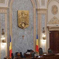 Das Wappen an der Wand ist aus Bronze und wiegt über 3 Tonnen.