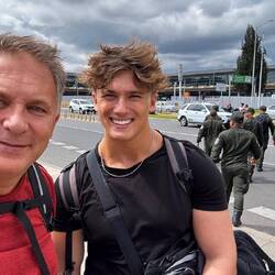 am Flughafen begegnen uns ein paar Soldaten