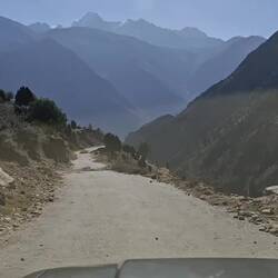 Fahrt im Prado vom Rama Green View Hotel nach Astore