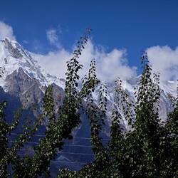 ... mit Aussicht auf die Berge