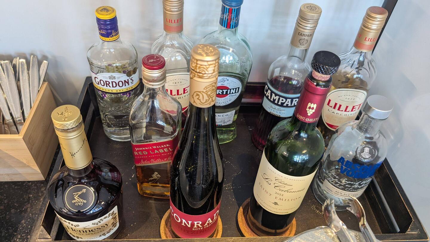 Erst wird in der KLM Air France Lounge geschlemmt. All Inclusive Aperol, Essen und Drinks