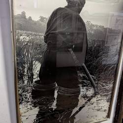 Ninja mit den Füßen in Kübeln im Moor