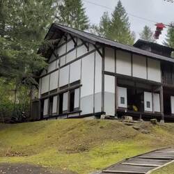 Ninjas! (im Hintergrund das Haus mit dem Labyrinth)