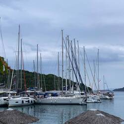 So voll ist der kleine Steg vom Restaurant bei der Ankunft