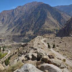 Auf der Seitenmoräne des Gletschers