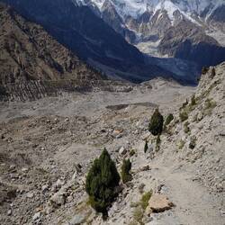Es geht runter auf den Gletscher ... kein Eis sichtbar, nur Geröll