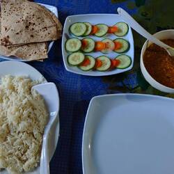 Wieder eine üppige Mahlzeit mit Daal, Reis, Chapati und Gurken/Möhren