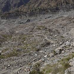 Da geht's irgendwie rüber. Die gegenüberliegende Moräne ist schon sichtbar.