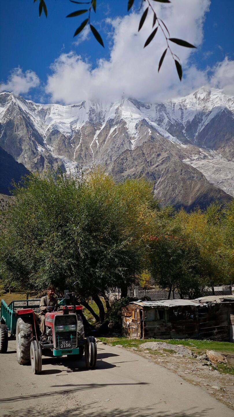 Durch das idyllische Tarsching. Mein host kommt gerade mit dem Traktor an