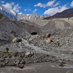 Die Gletscherzunge mit ihrem schwarzen Maul